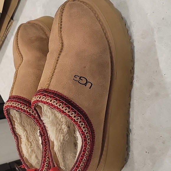 UGG Tan Size 6  Slippers - Picture 4 of 6